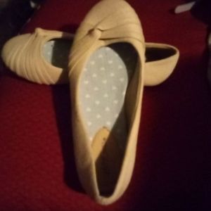 These are Hotcakes size 5.5 off white flats